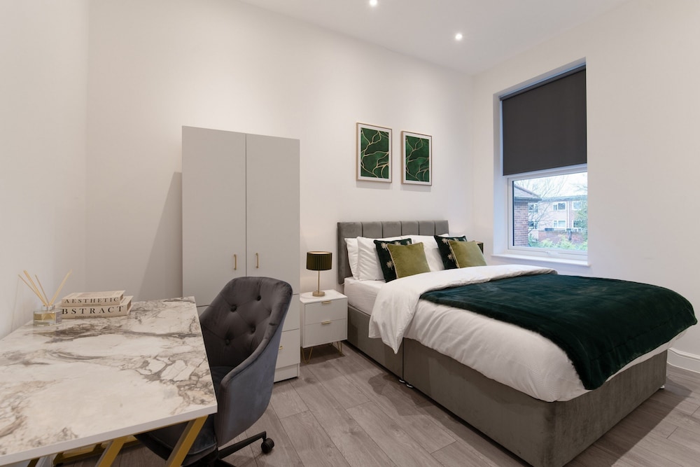 Woodside Park 3 Bedroom Apt with Parking