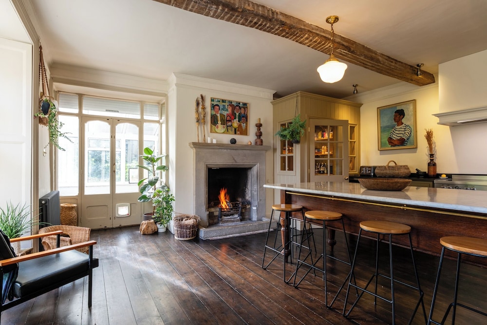 Stunning 8-Bedroom Home in Painswick