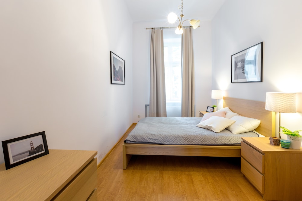 FriendHouse Apartments