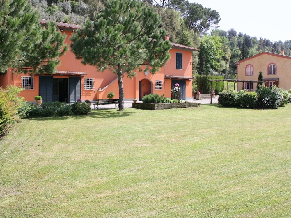 Tuscany's Hidden Garden Escape photo 4