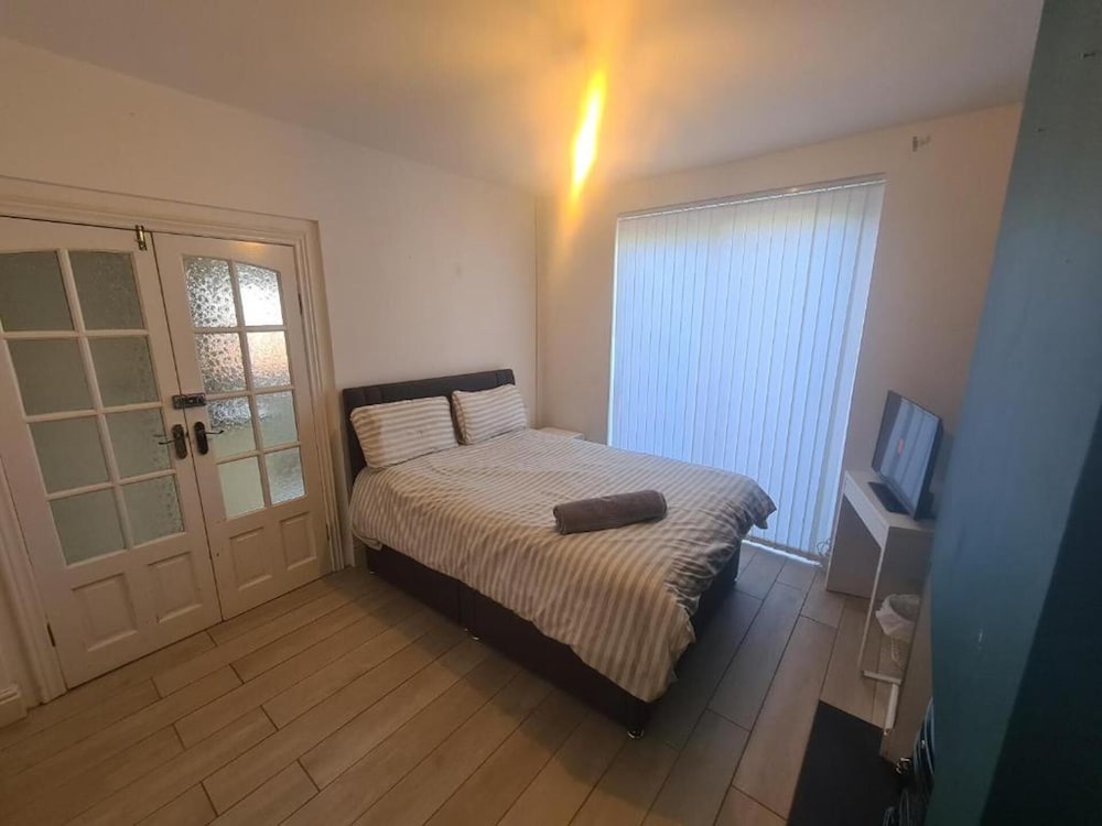 Impeccable 4-bed House in Bilston view 4