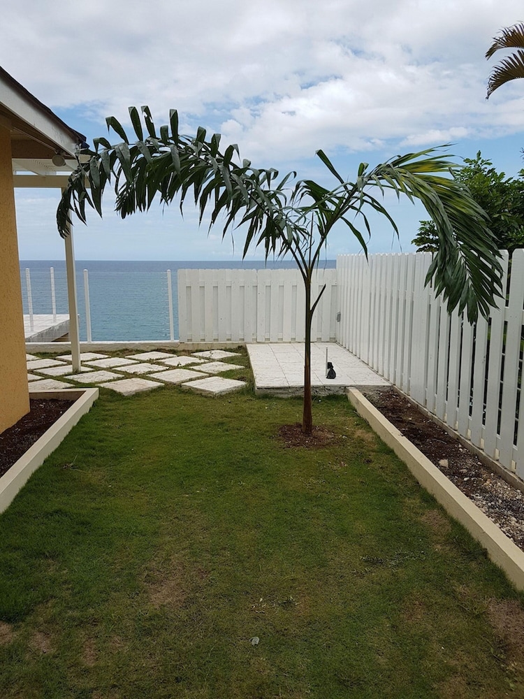 Je Suis Jamaica - 4 B R Beachfront Villa w Staff