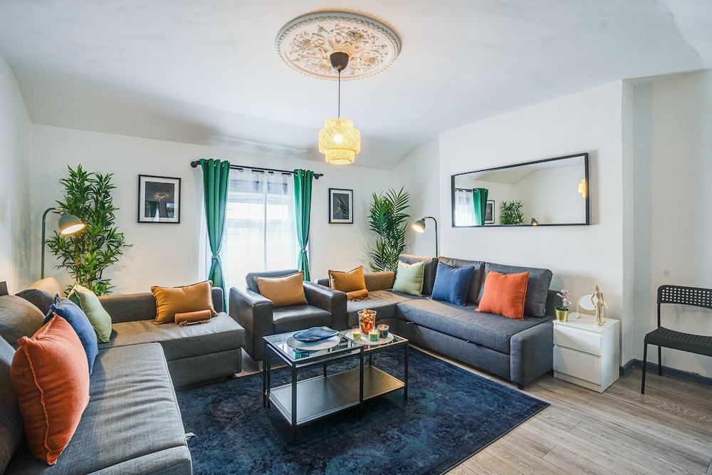 Spacious 2BR Maisonette 2 Baths Huge Lounge