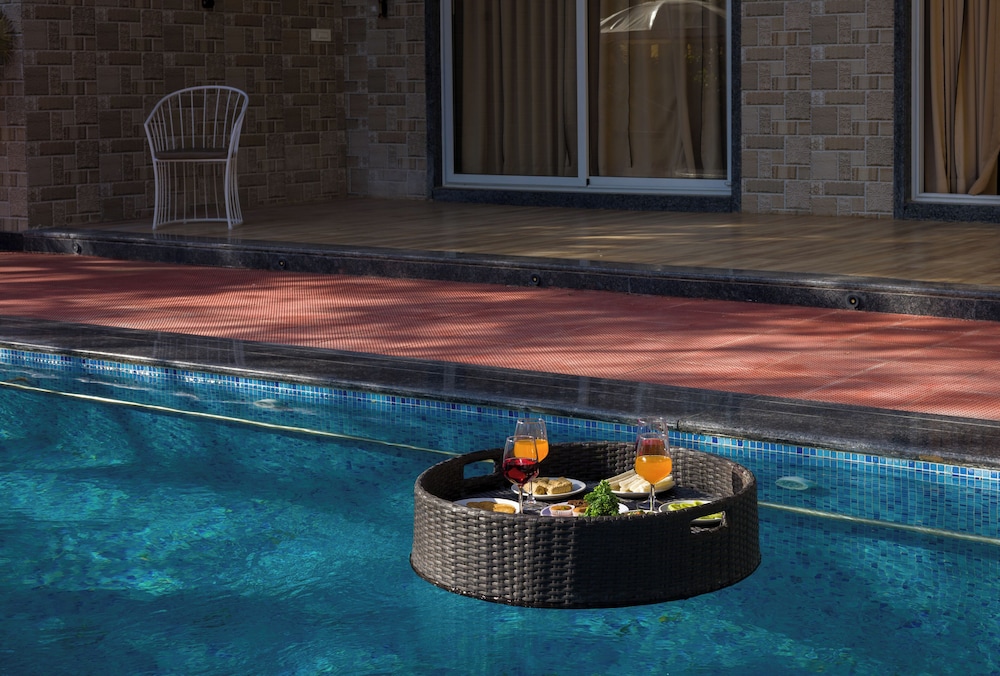 Alaya Stays 5BHK Roohmon's Farm Pvt Pool