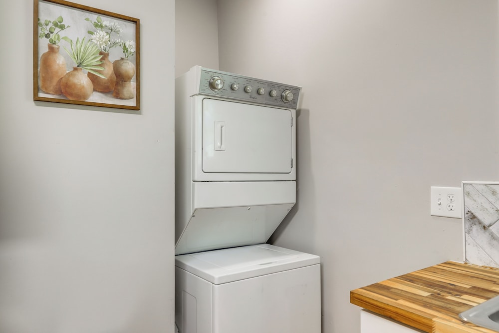 9 Mi to Dtwn Atl: Pet-friendly Apt w/ Yard