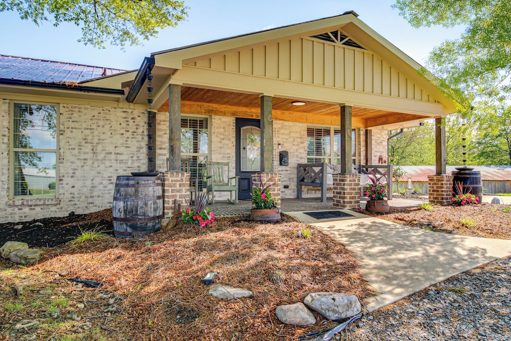 Deck & Yard: 'margy's Farmhouse' in Jasper