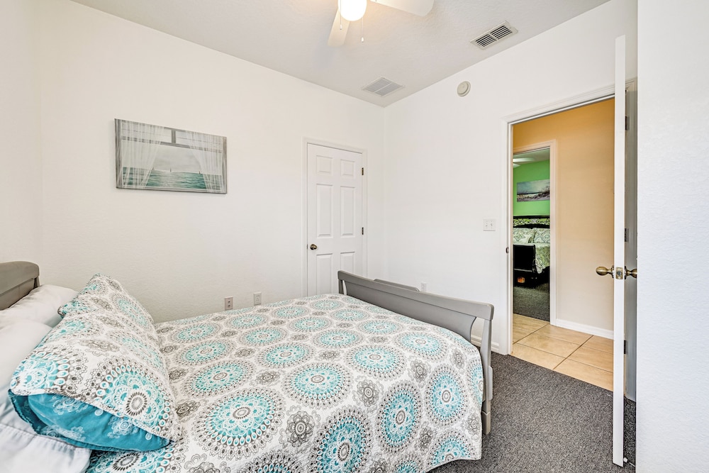 Pet-friendly Gem w/ Yard & Pool Access in Sebring