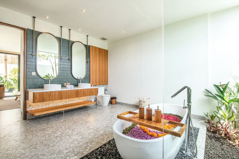 Luxury 5BR Villa, 200m to Brawah's Beach Bliss
