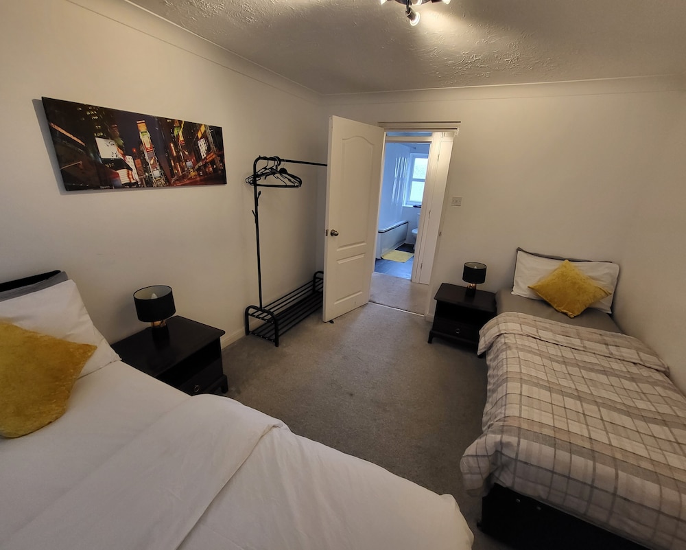 Captivating 2-bed Apartment in Southend-on-sea view 5