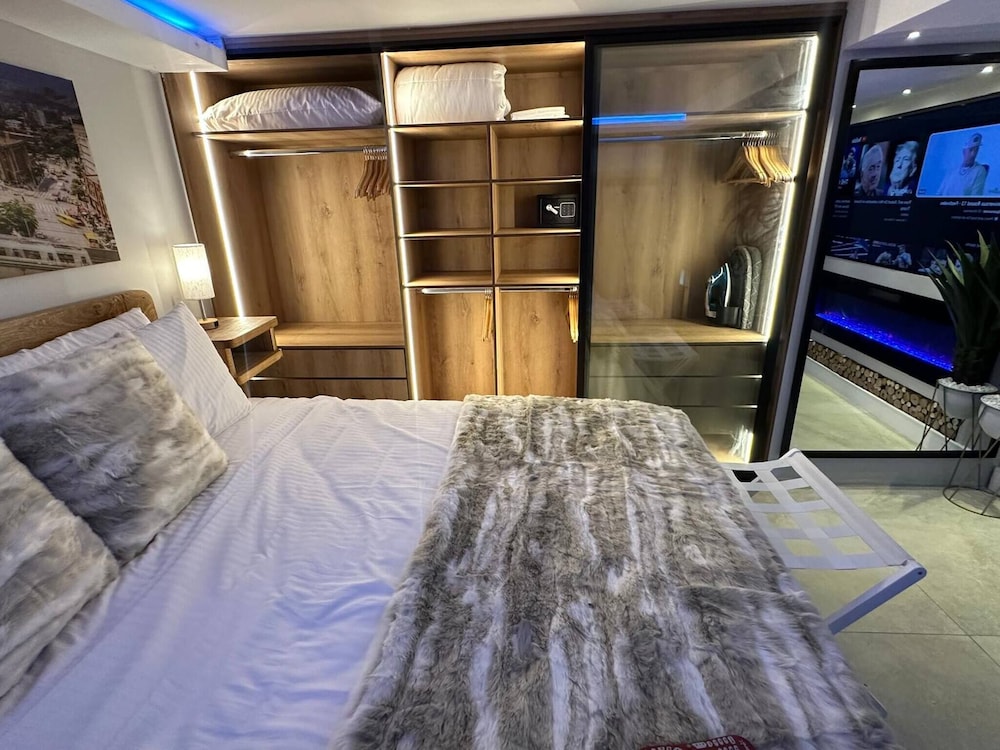 Stylish 1BR Getaway, Jacuzzi, Fireplace, Gym and AC