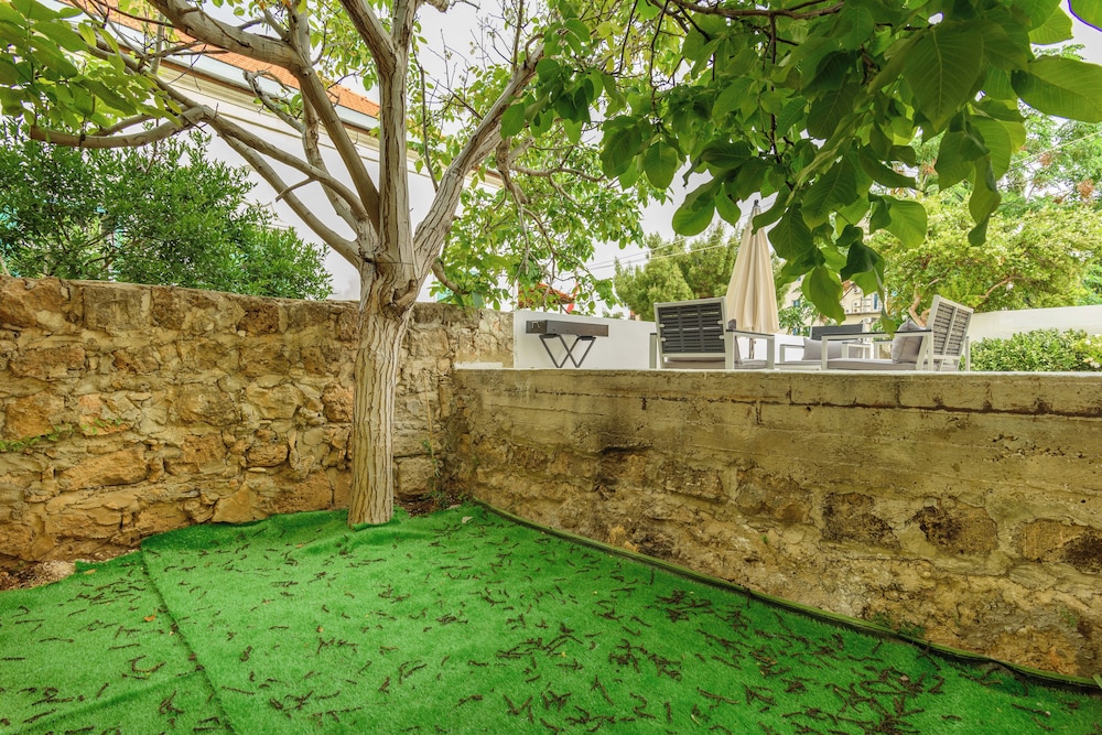 Indigo 1-BR Apt W Terrace in Batroun