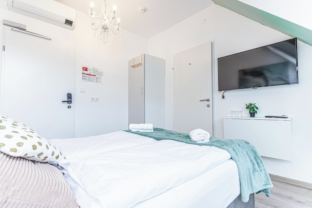 Stunning 12BR Floor For 24 People