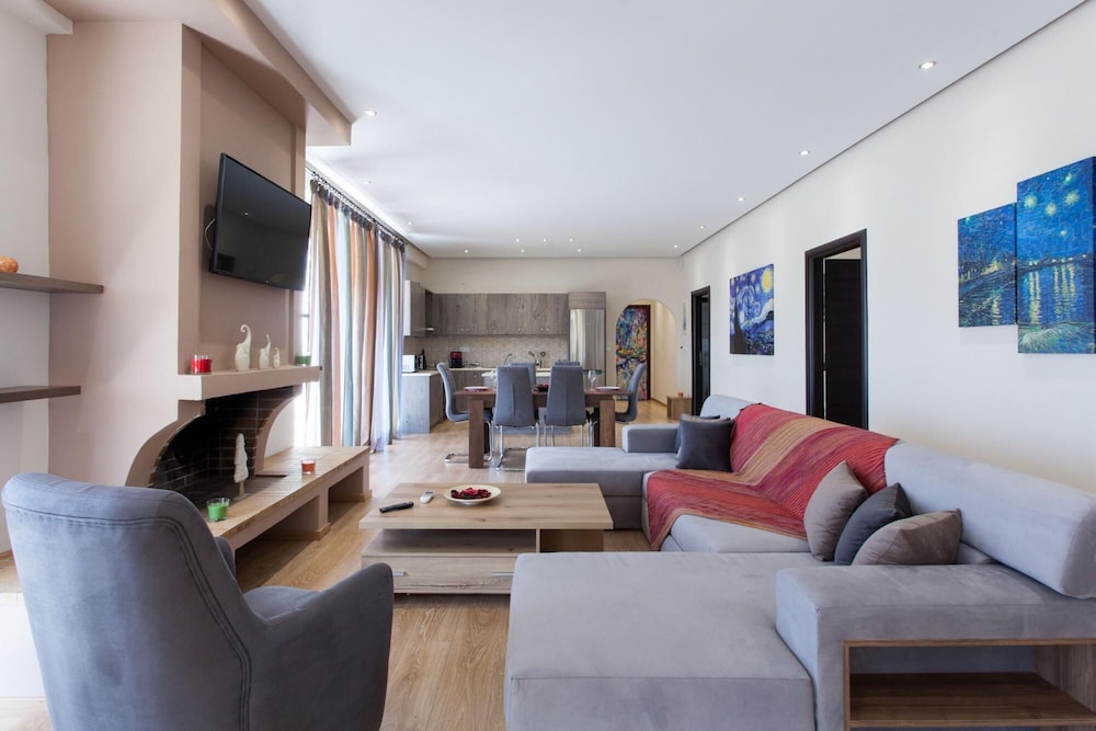 Glyfada Vacations - Artistic 3 bdr Apartment With sea View in Glyfada - Property Image 1