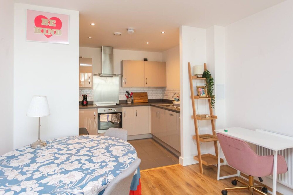 Fantastic 1 Bedroom Apartment in East London With Balcony