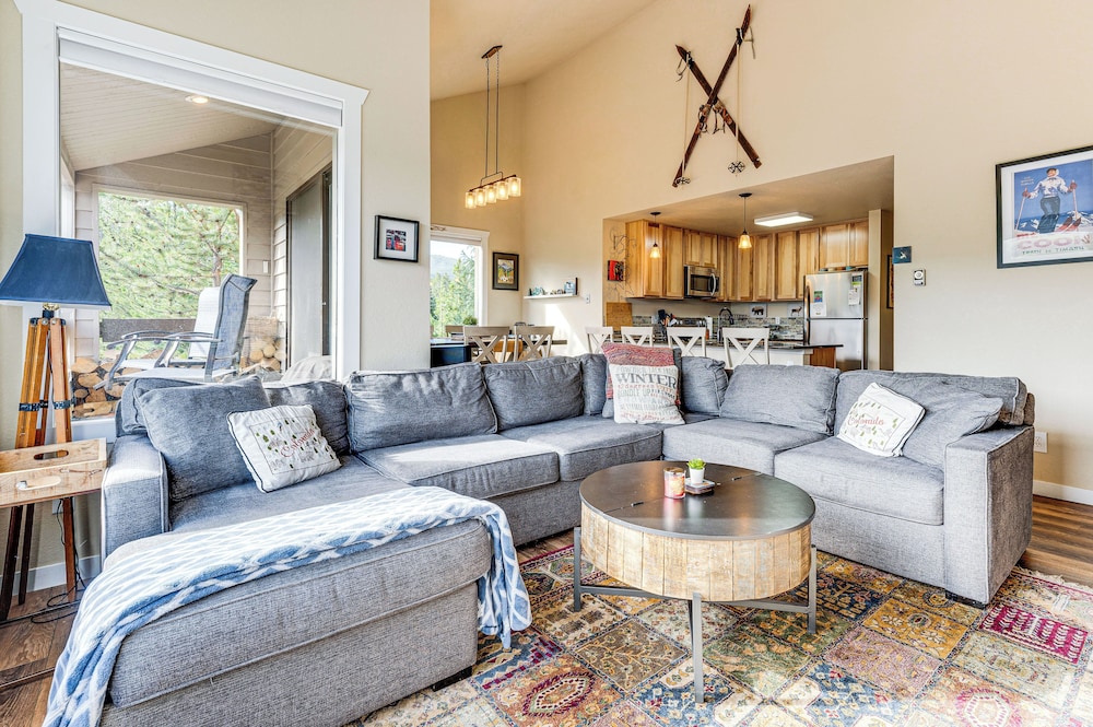 2 Mi to Winter Park Slopes: Mtn-view Condo!