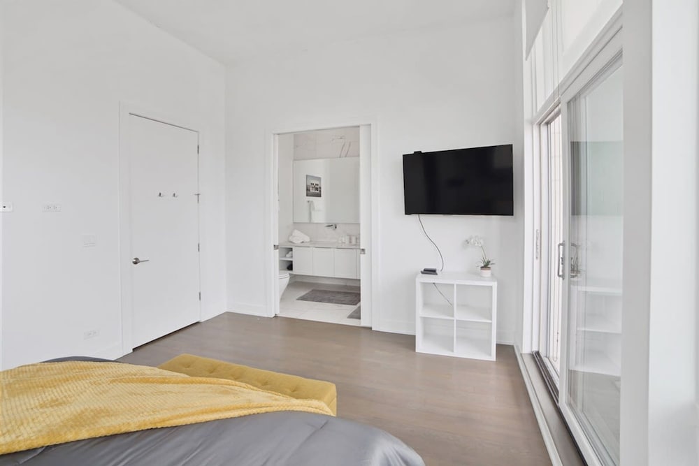 4-bedroom Penthouse w 2 Large Balconies Rooftop