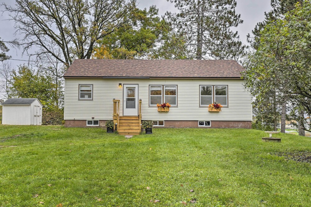 Birchwood Cottage With Red Cedar Lake Access! view 4
