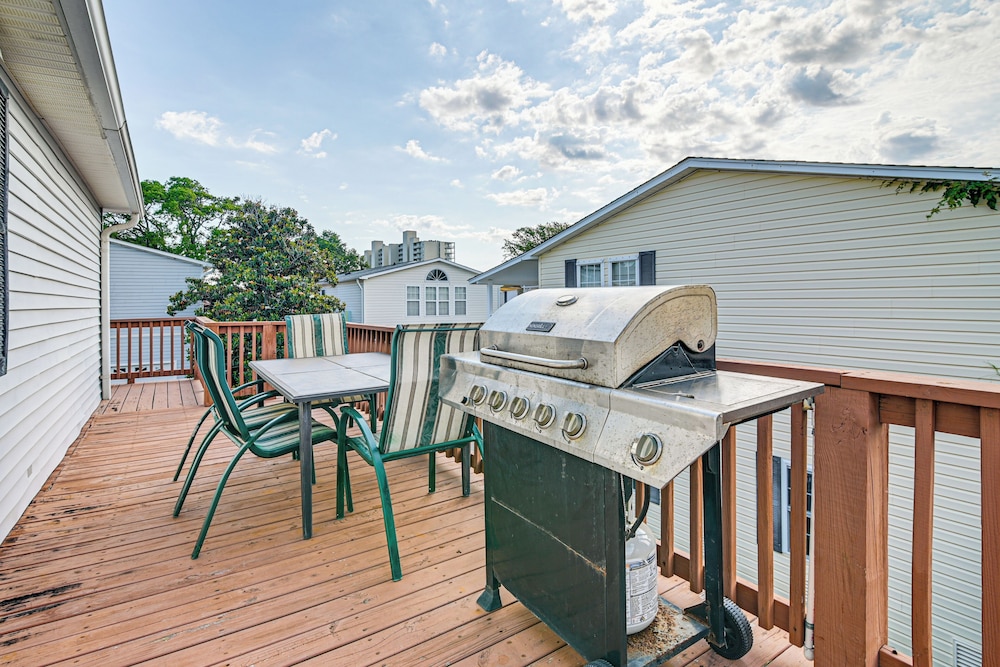 Walk to Surfside Beach: Home w/ Pool Access