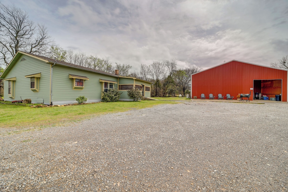 Outdoorsy Getaway Near Atoka: Hunt, Fish & Relax!