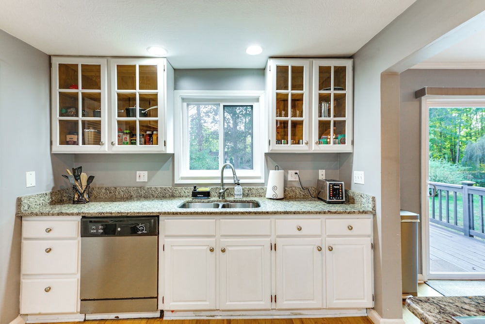 Large Yard w/ Pond: Family Retreat in New Albany!