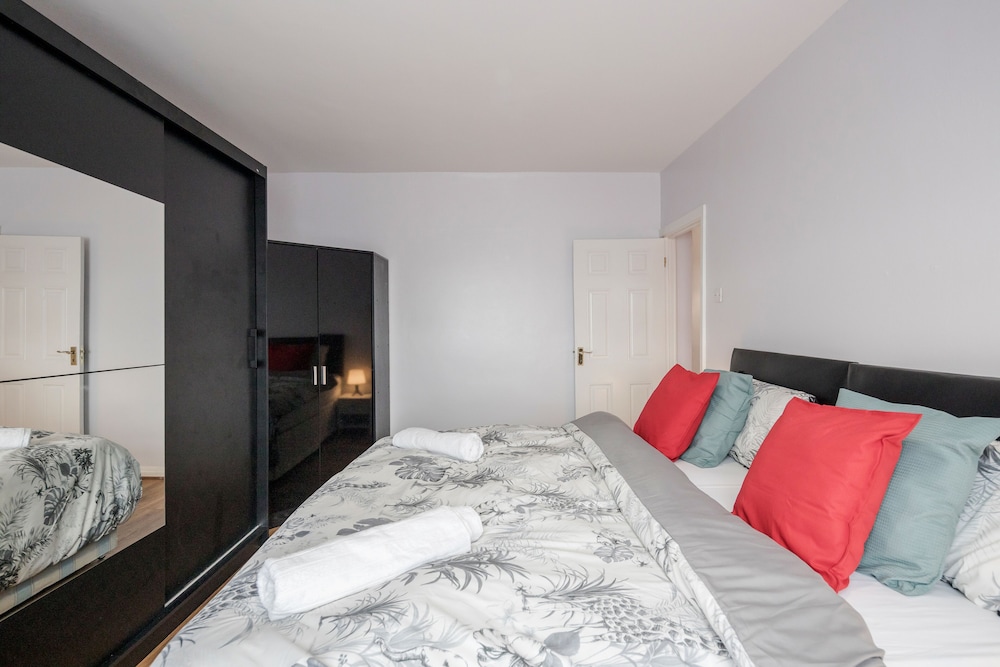 Dagenham Dream House - 4 Bedrooms view 2