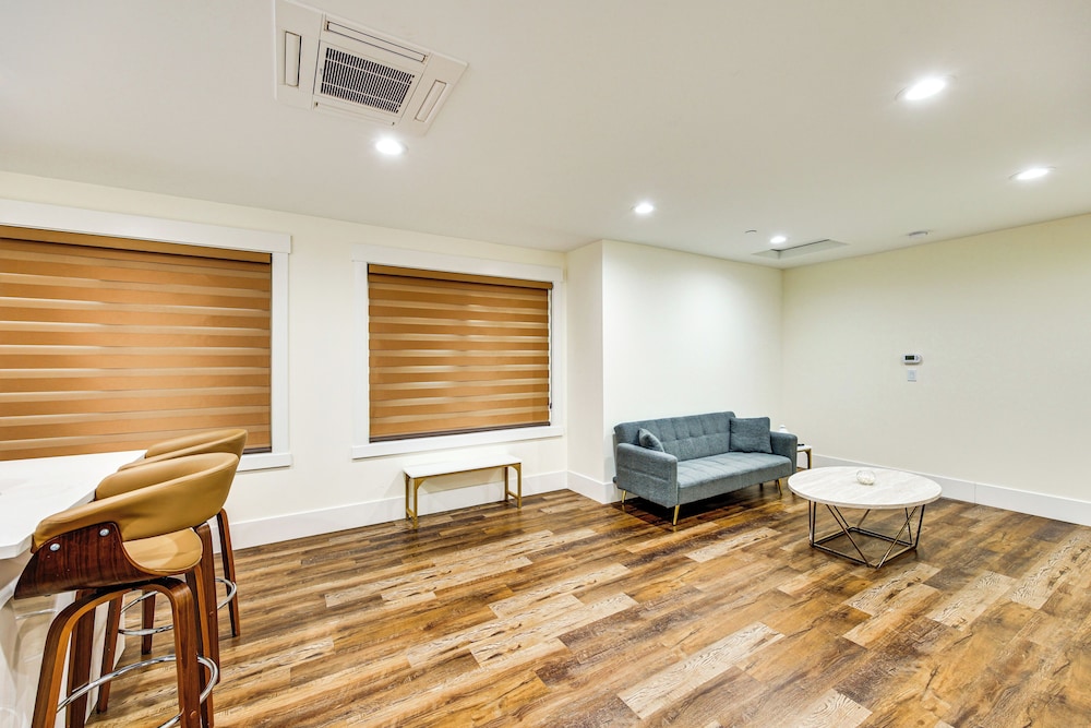 Quiet PNW Base: Walkable Apt in Normandy Park