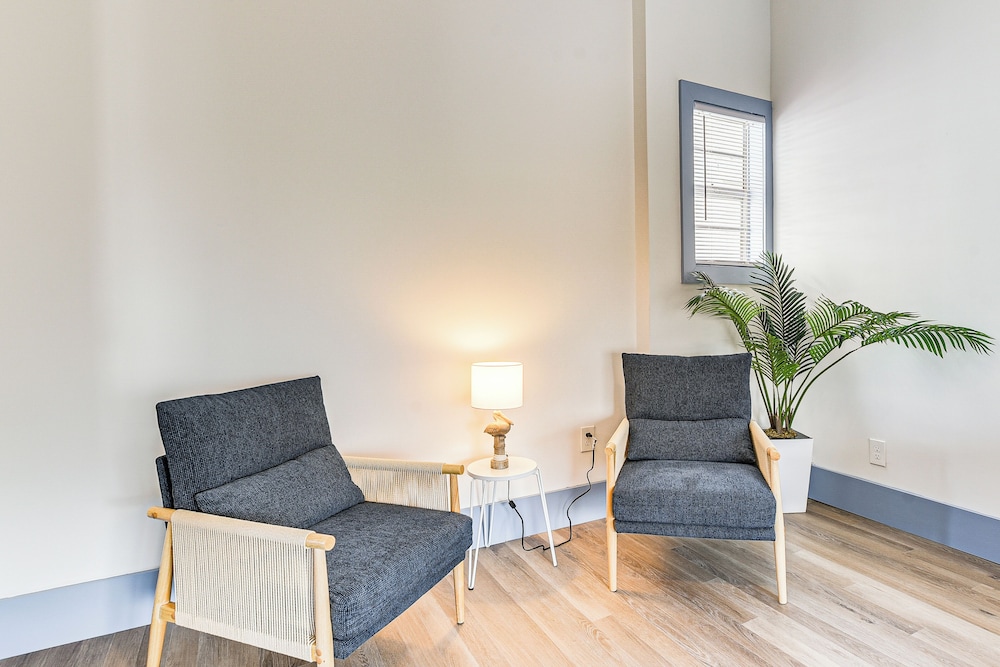 < 1/2 Mi to The Strand: Historic Galveston Apt!