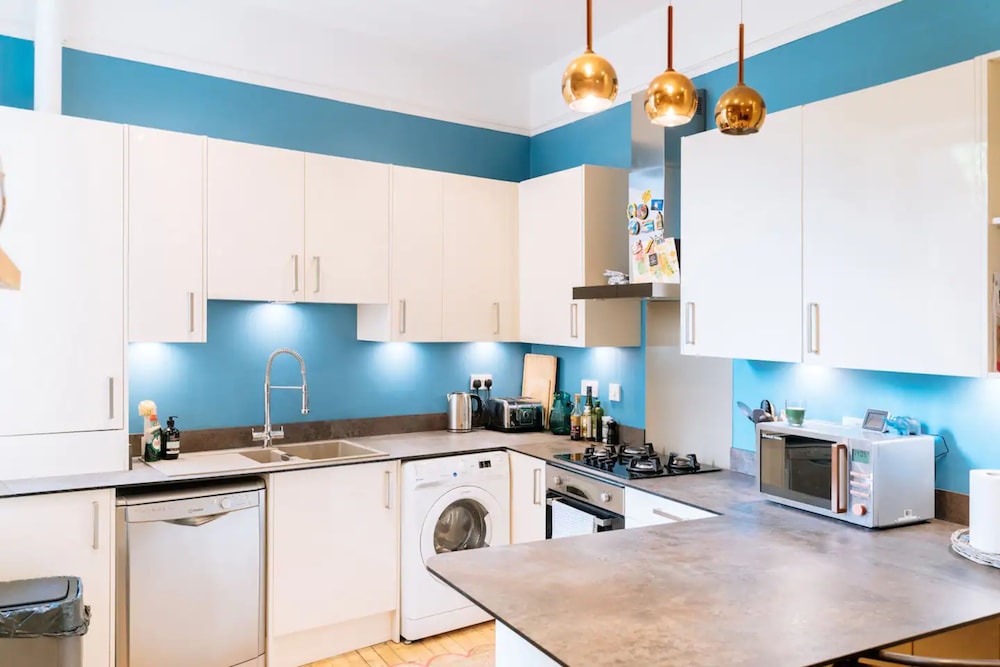 Bright and Cosy 2 Bedroom Flat in Trendy Leith view 4