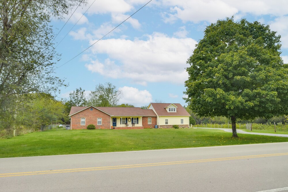 Large Yard & Basketball Hoop: Murfreesboro Home! view 5