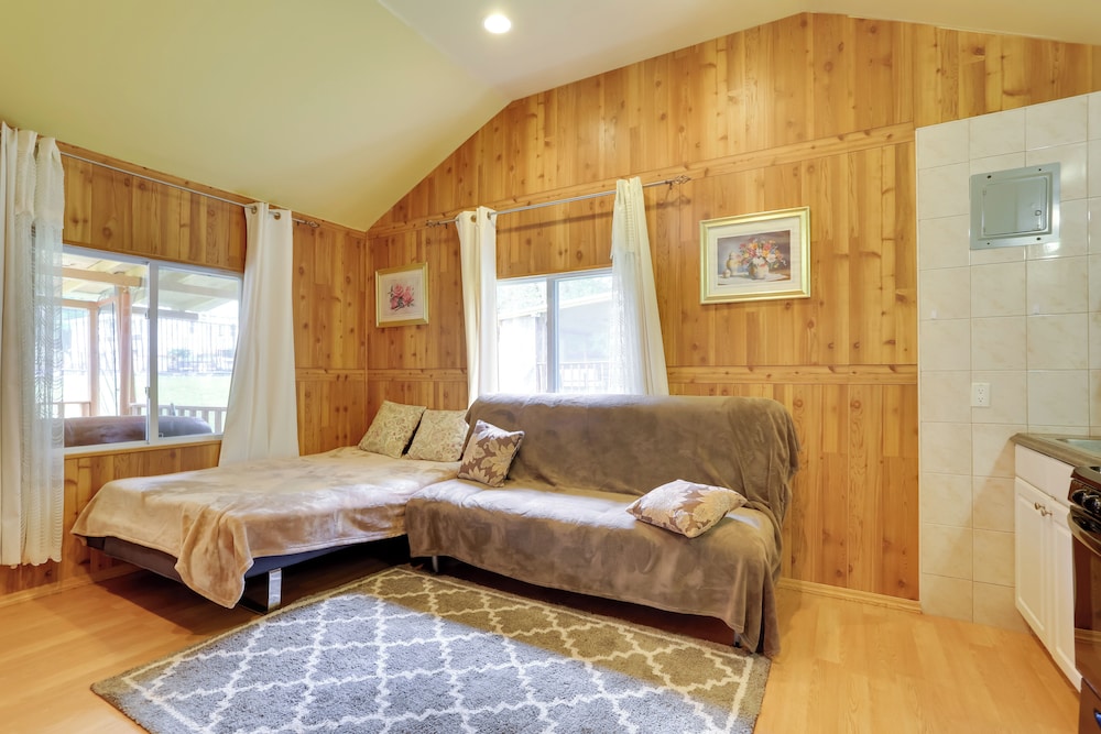 Screened Porch + Fire Pit: Cabin Near Bethel Woods