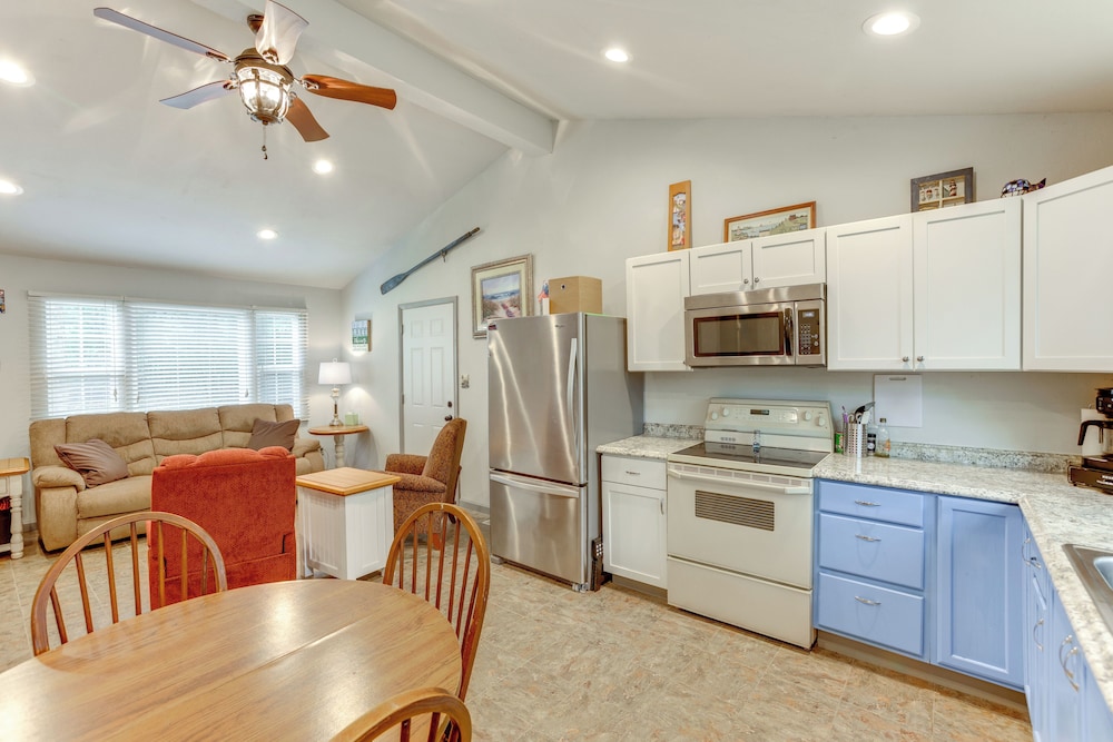 Walk to Lake Hamlin: Cottage Near Boat Launch