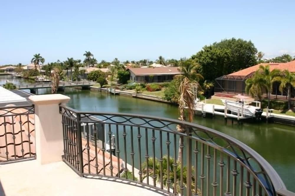 SPIN509 4 Bedroom Holiday Home by Marco Naples Vacation Homes