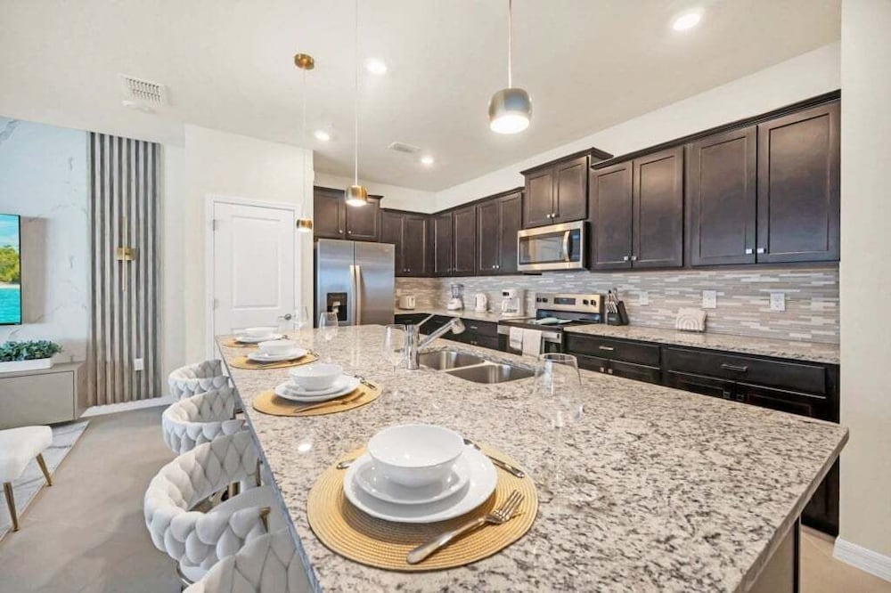Luxury Home With Splash Pool 5 Bed Townhome! 5 Bedroom Townhouse