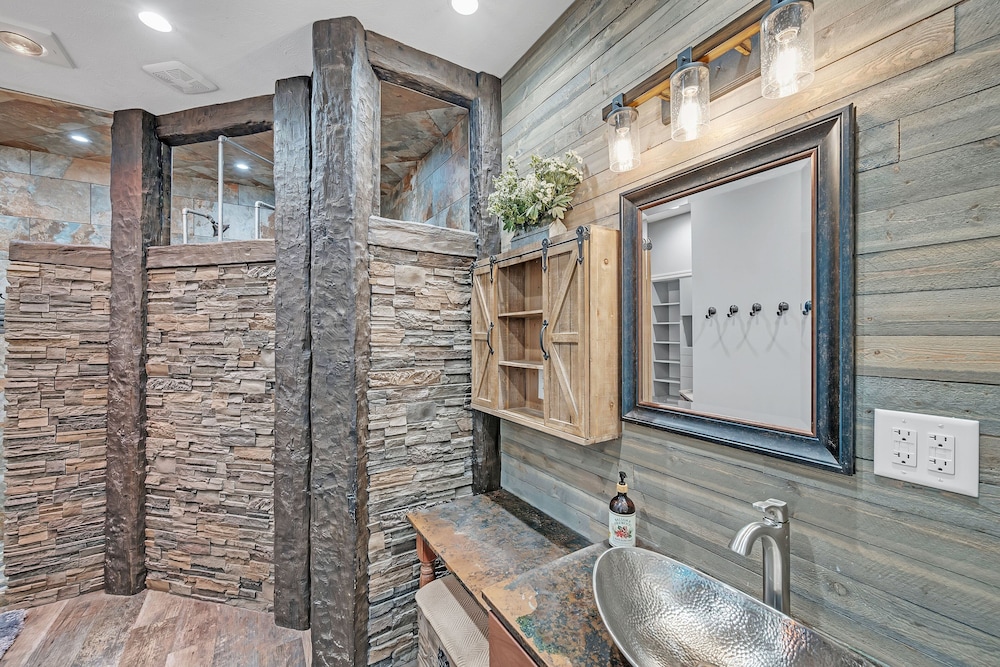 Lakeside Retreat With Hot Tub & Game Room 3 Bedroom Home