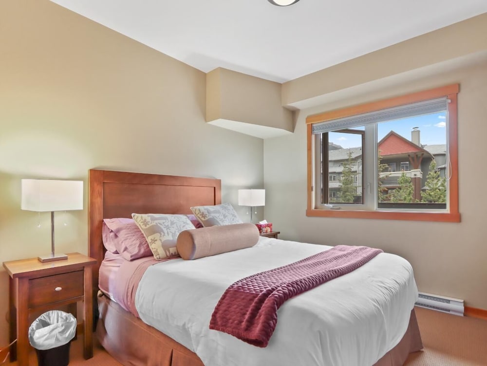 SPACIOUS 3-Br Luxury Condo | HEATED Pool + 3 Hot Tubs | Pool Table | Hm Theatre - Image 2