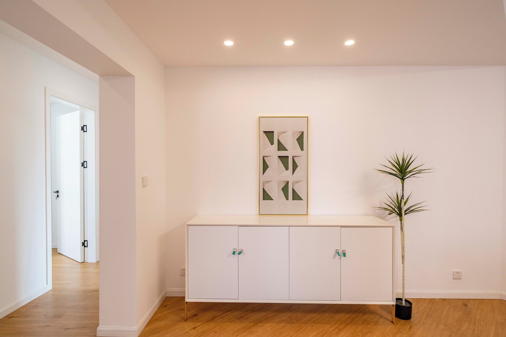 Tyms Spacious 4BR 2BA Apt Xujiahui