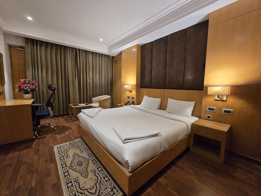 HOTEL SHEMRON