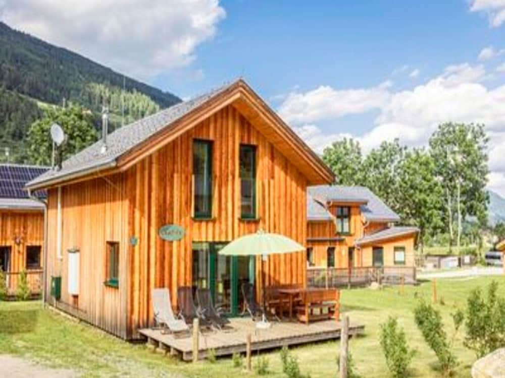 Lavish Chalet in Sankt Georgen With Jacuzzi