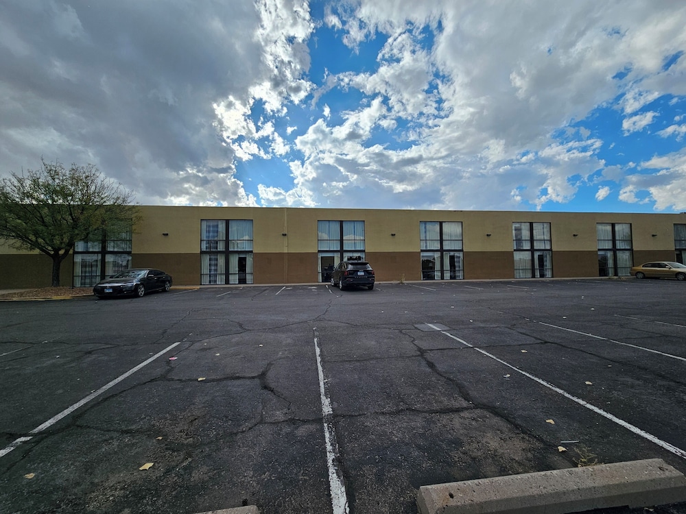 Roswell Vacations - Clarion Inn  Suites - Property Image 9
