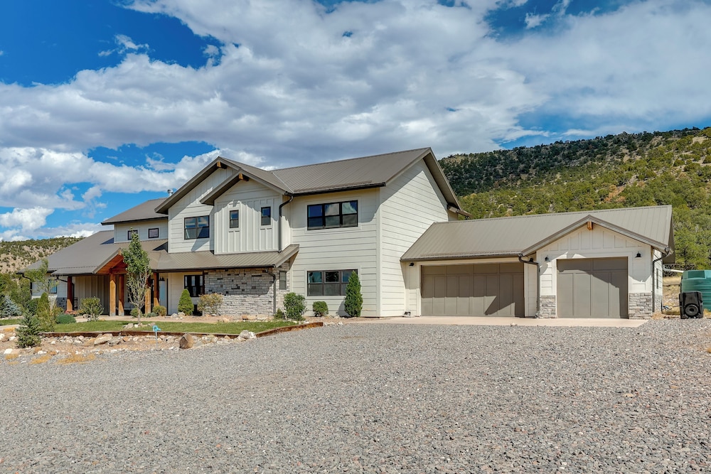 Nat'l Forest Access & Mtn Views: Family Eagar Home