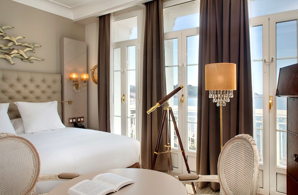 Grand Hotel Des Sablettes Plage, Curio Collection By Hilton