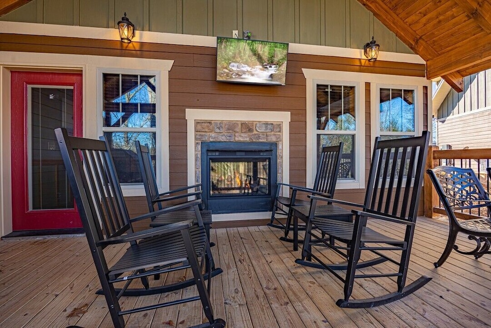 Luna Bear Lodge