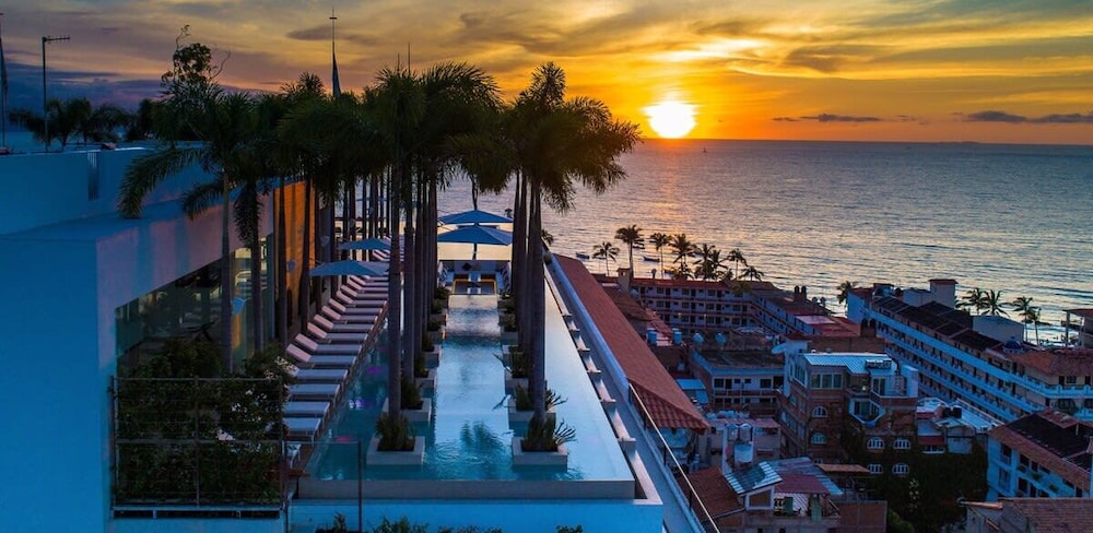 Stylish King-bed Unit - Pool - Ocean View - Gym