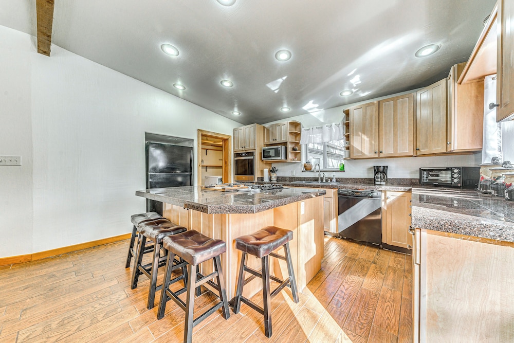 Walk to Midtown Ruidoso: Modern-rustic Cabin