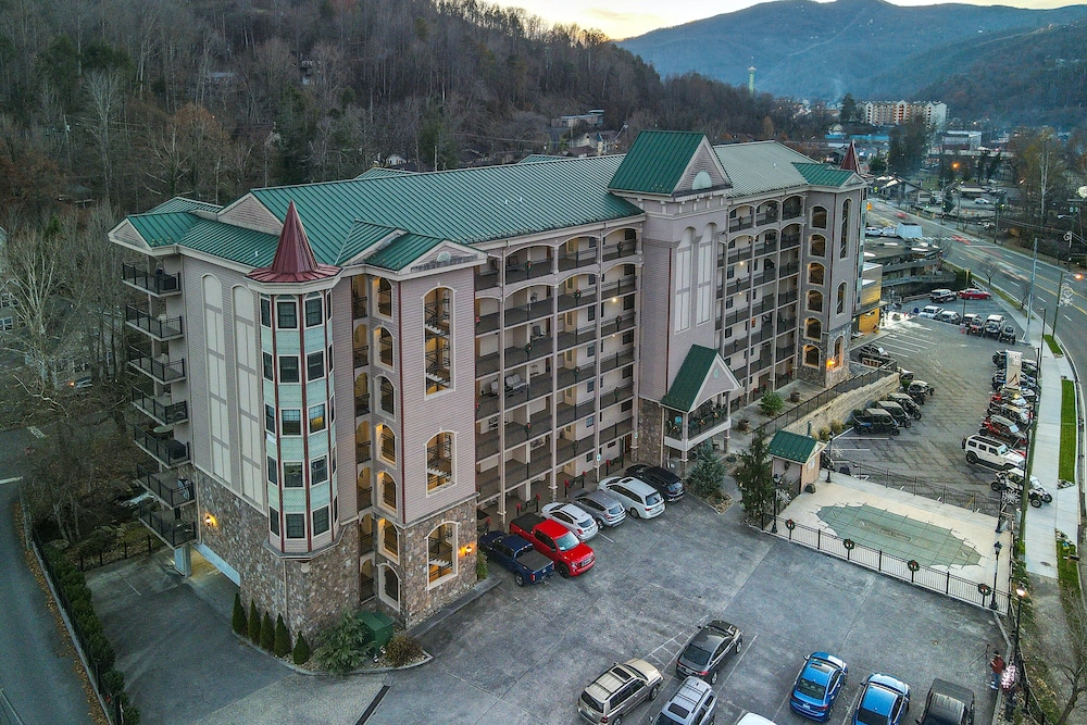 Newly-renovated Condo w/ Mtn Views - Walk to Dtwn! view 4