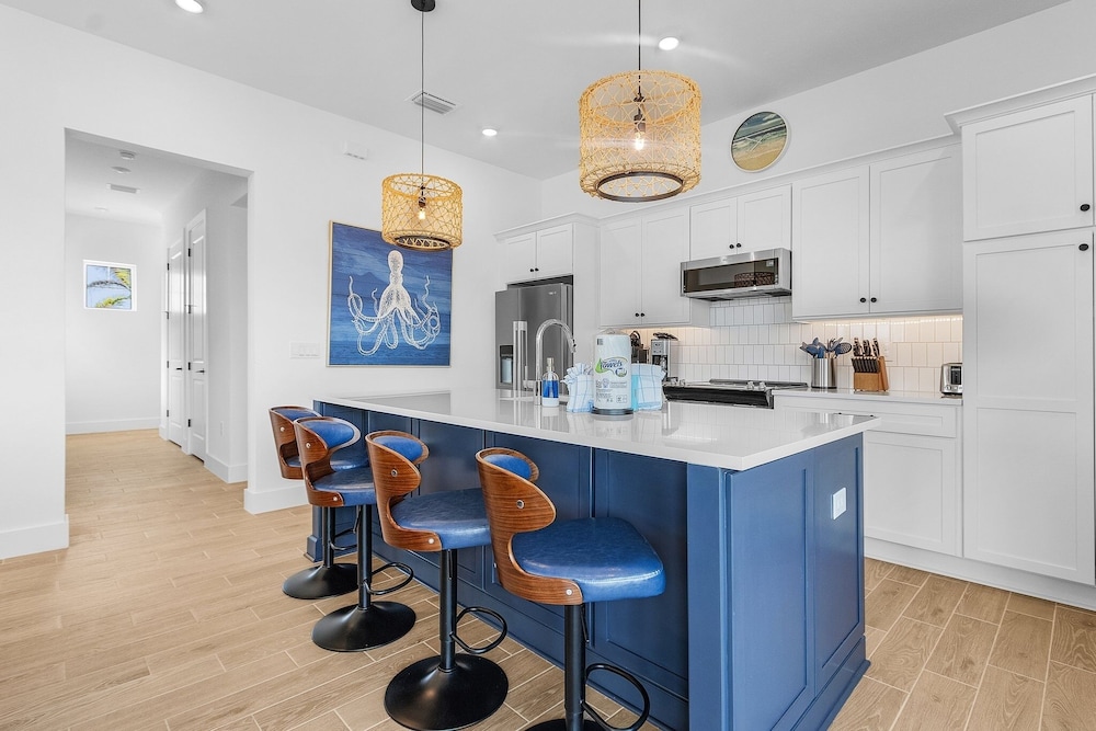 118 Fairweather Ln - Brand New 4 Bed+den/4.5 Bath Home W.hot Tub 4 Bedroom Home