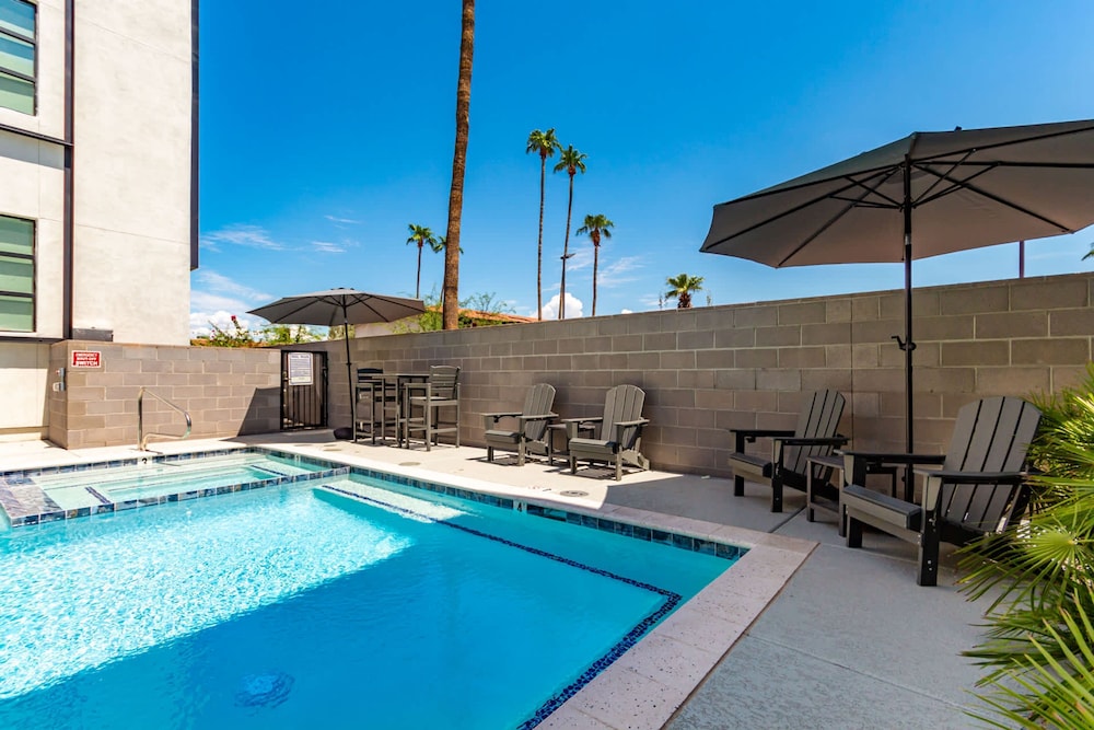 Papago Lux Townhouse 4level Oasis w Rooftop Lounge