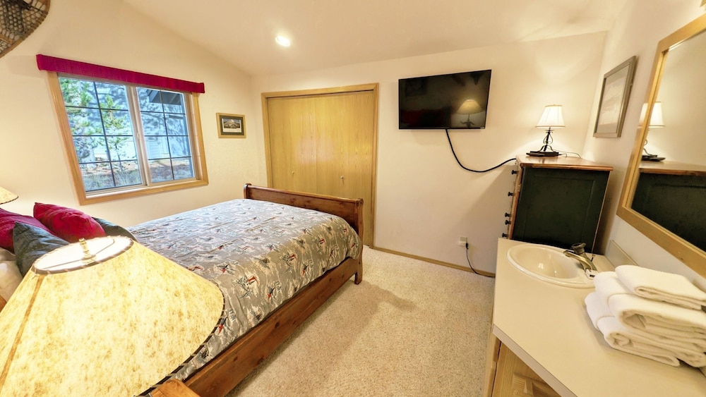 Snowshoe Inn-pyramid Mtn 7 3 Bedroom Home