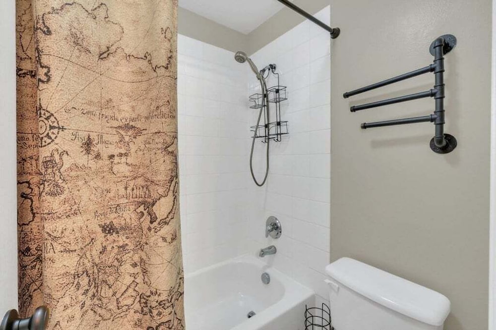 Large 4 bedroom Pool Home With Relaxing Vibes 4 Villa