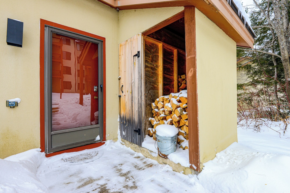 < 1 Mi to Mt Snow: Charming Condo w/ Fireplace